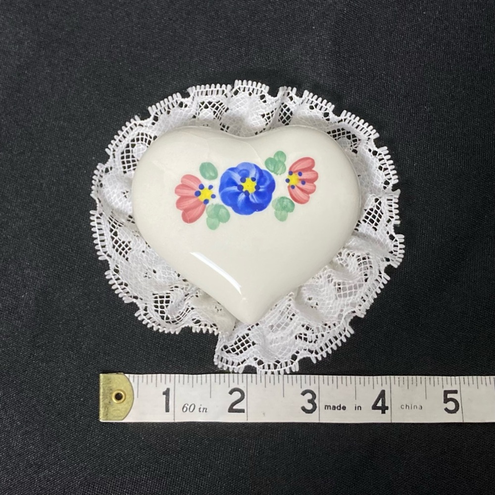 Vintage Home Interiors White Ceramic Lace Trim Floral Puffed Heart Ornament - Picture 4 of 7